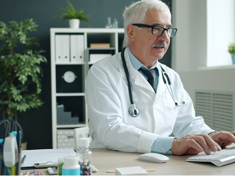 Médico delegando tarefas