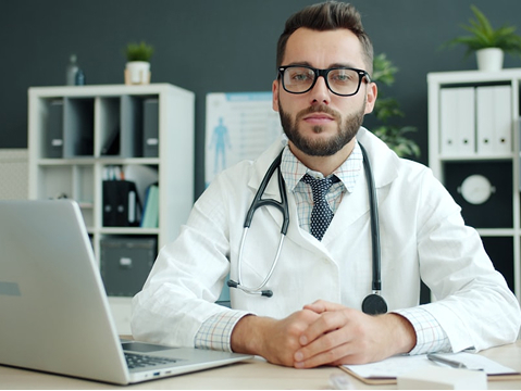 Médico com laptop